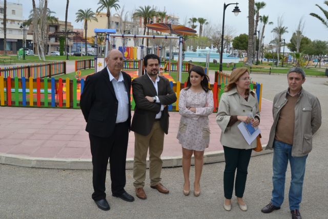 Nueva zona de juegos, área biosaludable y mobiliario urbano en el Parque del Mar Reyes de España