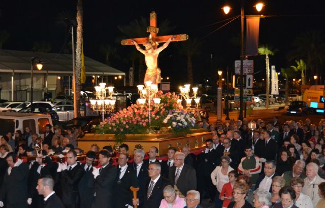 Vecinos y fieles acompañan al Cristo del Mar Menor en el Vía Crucis del Miércoles Santo