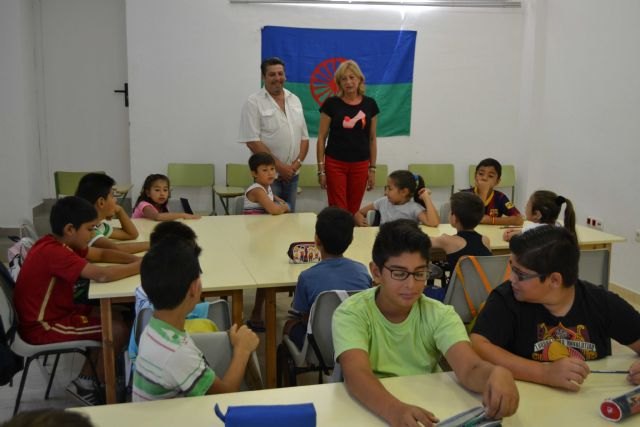 La concejal de Educación visita a los niños Gitanos de EDUKALO DE VERANO, organizado por Faga y Rromano Phralipen