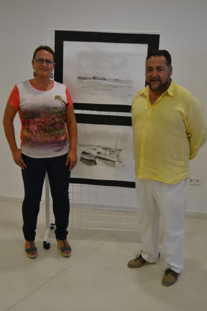 El pintor Marcelino Menéndez recrea escenas de la historia pinatarense en la exposición Blanco y Negro