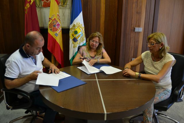 El Ayuntamiento y FAPA Pinatar firman un convenio para la puesta en marcha del banco de libros Municipal
