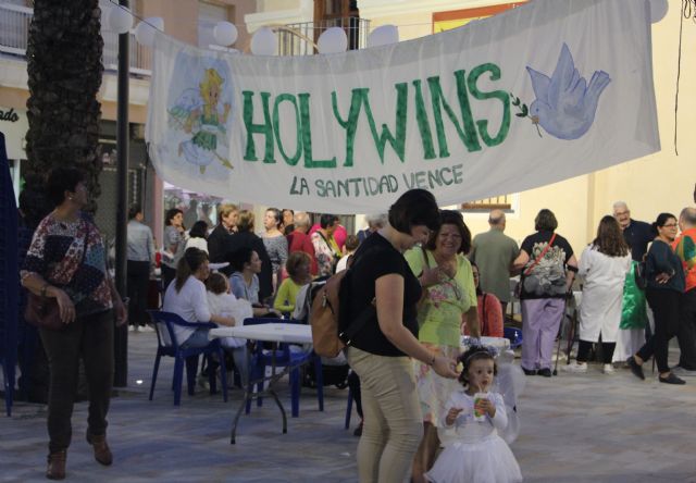 Ángeles y Santos para celebrar Holywins