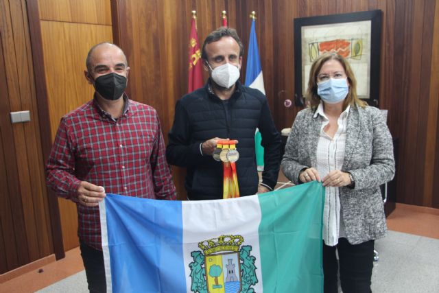 La alcaldesa recibe al corredor pinatarense Francisco Mariano Martínez