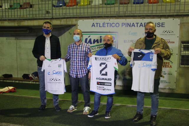 El Atlético Pinatarense dona las camisetas de sus temporadas a la Campaña de Recuperación de la Memoria Histórico Deportiva de San Pedro Pinatar