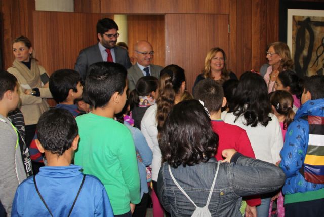 Los escolares visitan el Ayuntamiento con motivo del trigésimo octavo aniversario de la Constitución