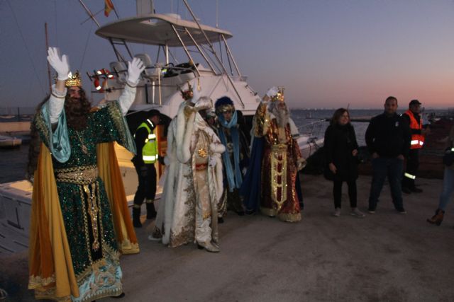 Miles de pinatarenses reciben con ilusión a los Reyes Magos, llegados por mar a la costa de la localidad