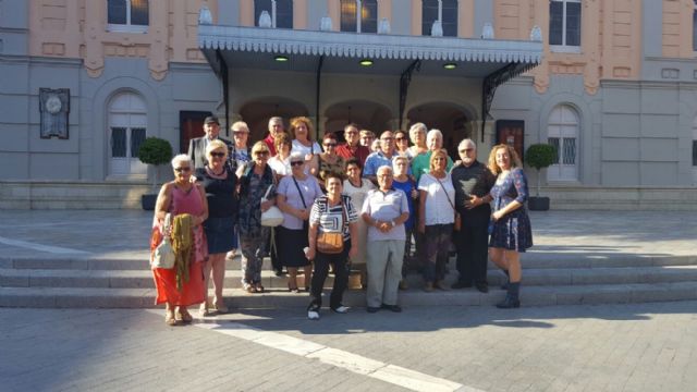 Los Hogares de Pensionista de San Pedro y Lo Pagán visitan el Teatro Romea