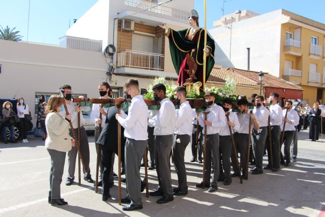El traslado de San Juan Evangelista con los niños del colegio San Pedro Apóstol marca el inicio de los desfiles procesionales