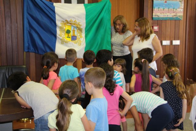 El Ayuntamiento recibe a los escolares con motivo del Día de la Región
