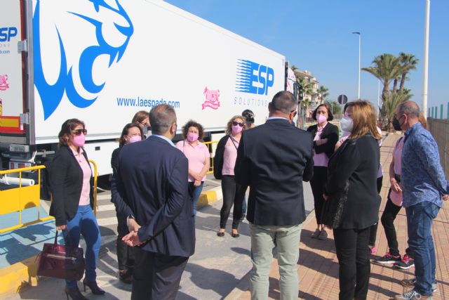 Un camión llevará por toda Europa la imagen de la asociación contra el cáncer de mama Flamenco Rosa