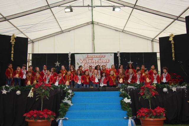 Los escolares pinatarenses cantan a la Navidad en el VI Encuentro de Villancicos escolares