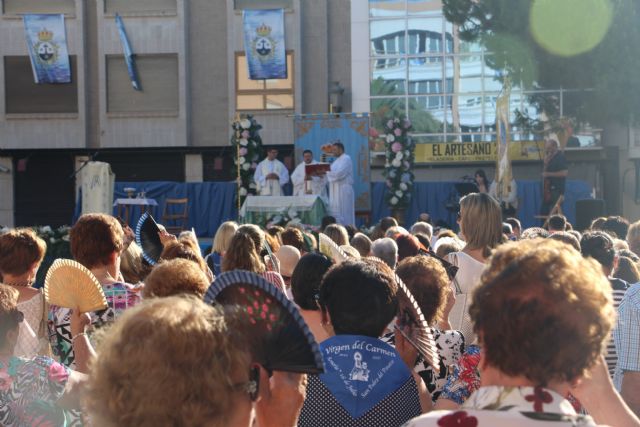 Miles de personas veneran por tierra y mar a La Virgen del Carmen en San Pedro del Pinatar