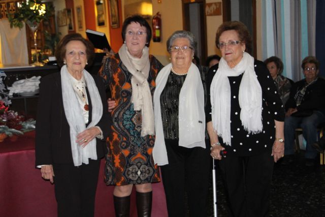 La asociación de Amas de Casa homenajea a sus mayores en la fiesta de la Navidad