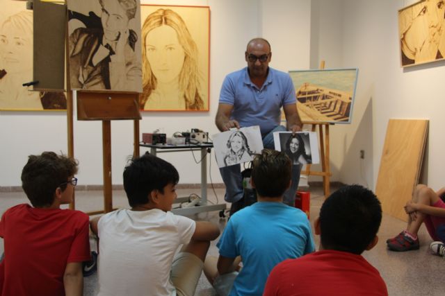 Un centenar de niños participan en el taller sobre pirograbados que ofrece 'Nardi'
