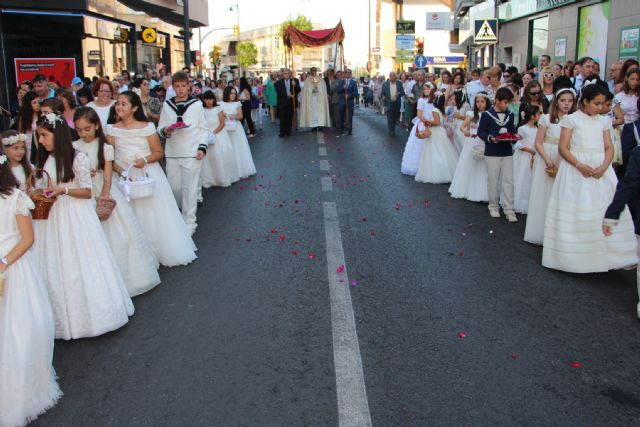 Los niños de comunión procesionan con motivo del Corpus Christi en San Pedro y Lo Pagán