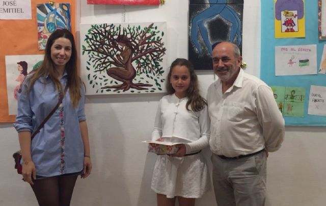 La joven pinatarense Beatriz López gana el séptimo concurso de pintura 'Pinceladas de vida'