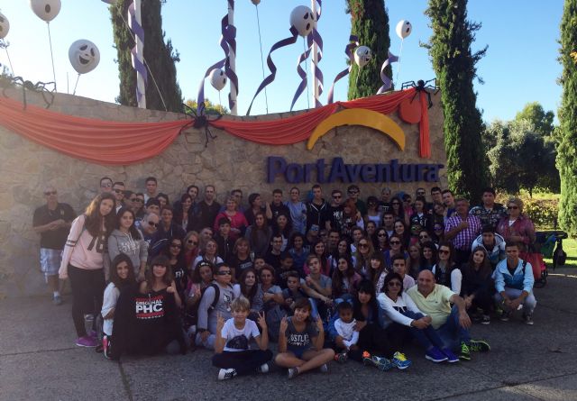 Un centenar de jóvenes pinatarenses visitan Port Aventura para celebrar Halloween