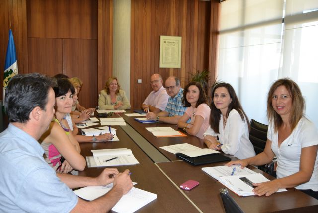 Los directores de los centros educativos y el Ayuntamiento coordinan actividades para el curso 2014-2015