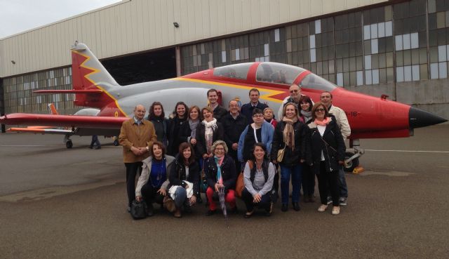 Voluntarios cívicos y sociales visitan la Academia General del Aire
