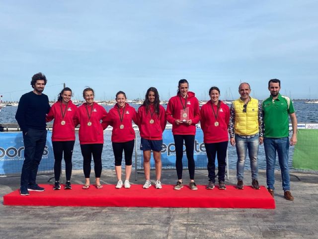 El equipo femenino de la Asociación Deportiva Pinatarense oro en el torneo de la liga de 1ª División
