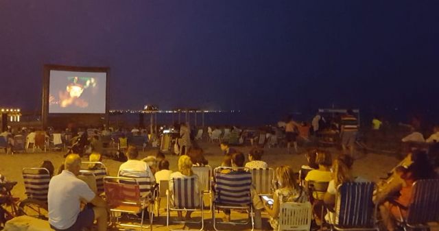 La playa de Villananitos se conviete en un cine de verano con la proyección de Big Fish