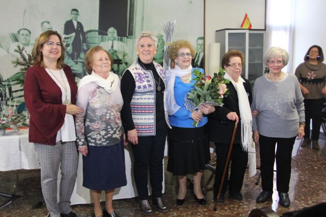 La asociación de Amas de Casa homenajea a sus socias mayores en su fiesta de Navidad