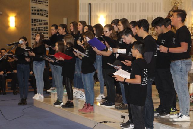 Patnia y el coro del IES Dos Mares ofrecen un concierto de Navidad en la iglesia de la Santísima Trinidad