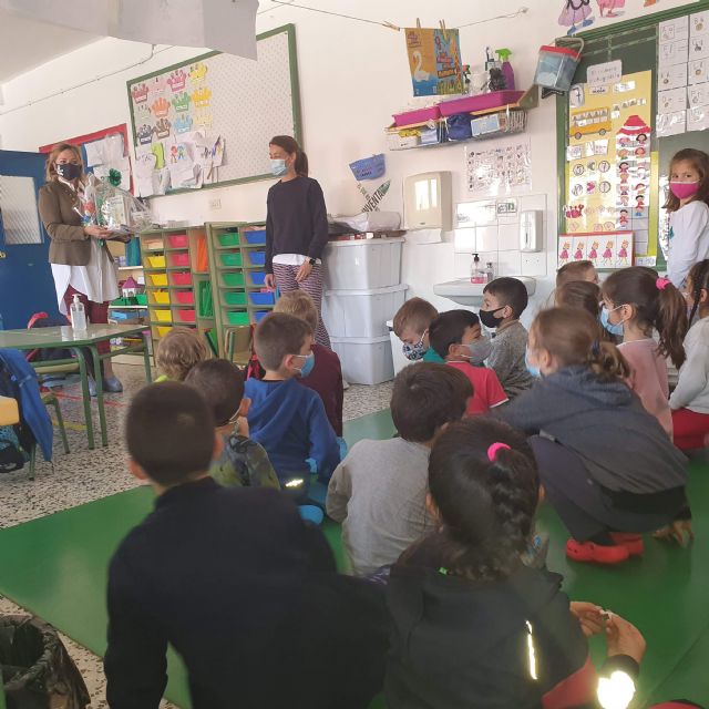 Educación amplía los fondos bibliográficos de los colegios de San Pedro del Pinatar con motivo del Día del libro