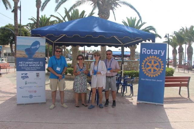 Rotary Mar Menor repartió 2.000 ceniceros en la playa de La Puntica