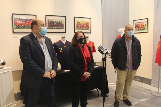 Las camisetas históricas de la Selección Española de Fútbol se cuelgan en el Museo Barón de Benifayó