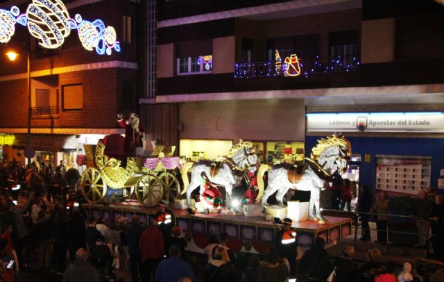 Papa Noel llega a San Pedro del Pinatar en el desfile 'Fantasía de Navidad'