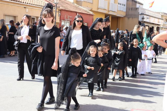 El traslado de San Juan con los alumnos del centro educativo San Pedro Apóstol da inicio a los desfiles procesionales