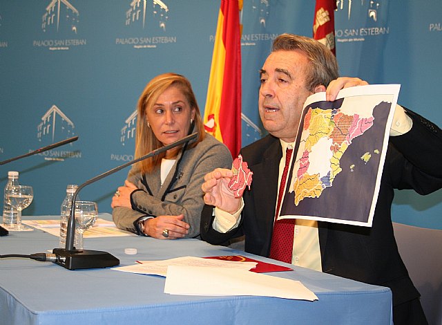 La portavoz del Gobierno regional, María Pedro Reverte, y el consejero de Agricultura y Agua, Antonio Cerdá, en la rueda de prensa del Consejo de Gobierno