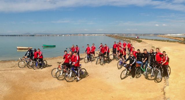 Los jugadores del equipo suizo FC Oberwallis conocen el municipio en bicicleta