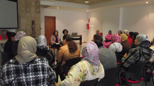 Servicios Sociales imparte un taller de prevención de drogodependencias dirigido a las familias inmigrantes