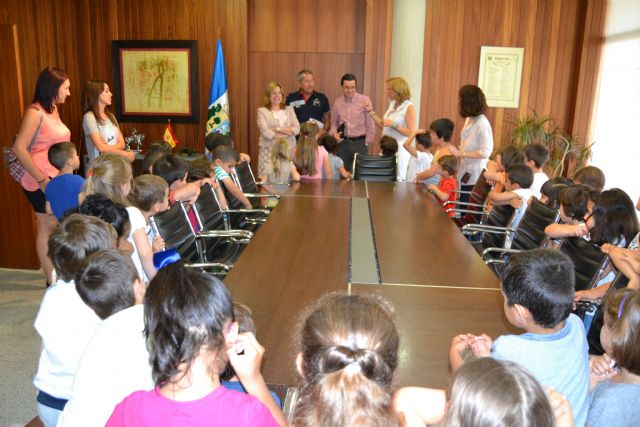 El Ayuntamiento abre sus puertas a los alumnos de educación infantil con motivo del Día de la Región