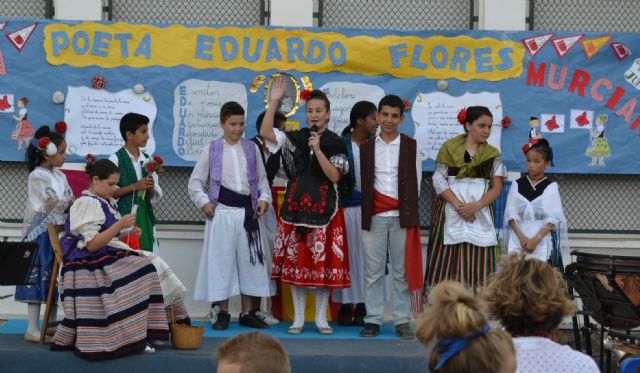 El colegio Nuestra Señora del Carmen rinde homenaje al poeta murciano Eduardo Flores