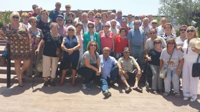 Más de un centenar de mayores visitan Jumilla