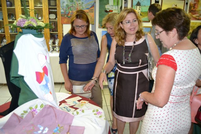 La asociación de Amas de Casa expone las manualidades y labores realizadas durante el curso