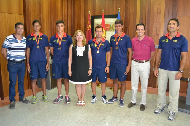 La alcaldesa recibe a los cadetes campeones de España de piragüismo en 1.000 metros