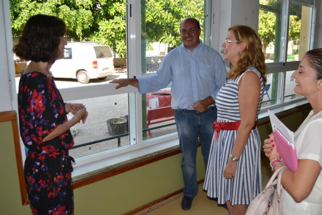 El consejero de Educación visita las obras de remodelación de la Escuela Infantil nº 1