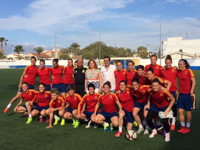 La alcaldesa visita a la selección española femenina en su preparación para el Mundial