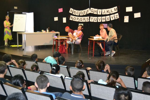 La asociación ADAPT interpreta una divertida obra teatral en inglés para los colegios del municipio