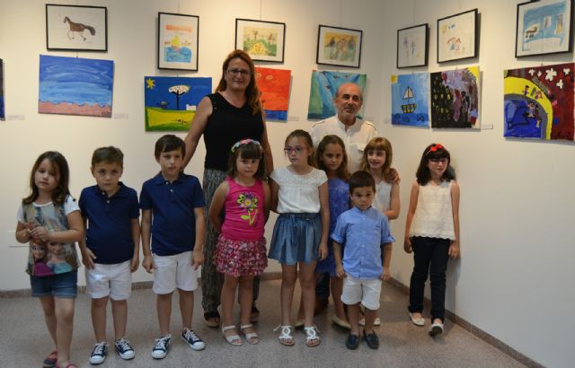 La exposición PinatArt recoge las obras de los alumnos del taller municipal de dibujo y pintura