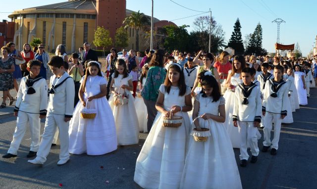 Más de un centenar de niños de comunión procesionan con motivo del Corpus Christi
