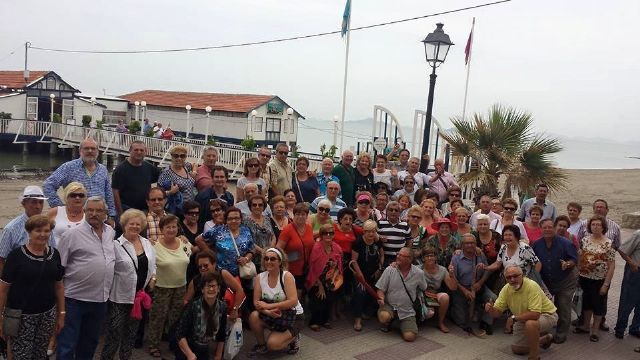 Los hogares del pensionista celebran el fin de curso con una excursión en barco por el Mar-Menor