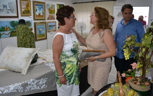 La asociación de Amas de Casa expone los trabajos y labores realizadas durante el curso