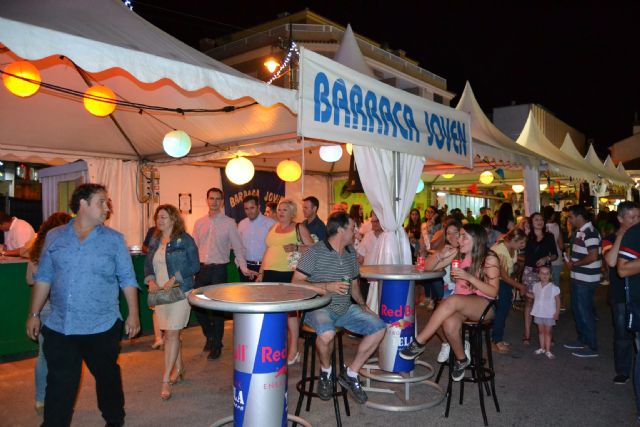 Las barracas populares comienzan las Fiestas Patronales con la música en directo de Momo