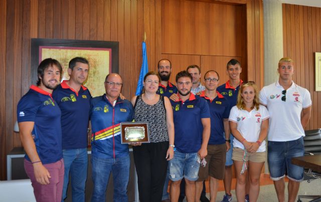 La alcaldesa felicita a los Campeones de Europa de Dragon Boat