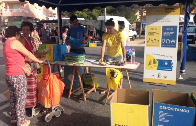 Medio Ambiente programa actividades informativas en mercados y playas para fomentar el reciclaje